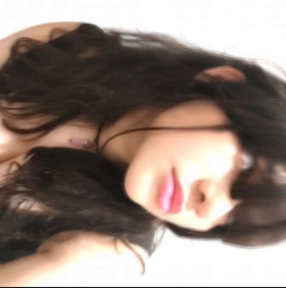 Novinha safada caiu na net mostrando o peitinho e a bucetinha! puta mandou nudes e foi vazada image 2