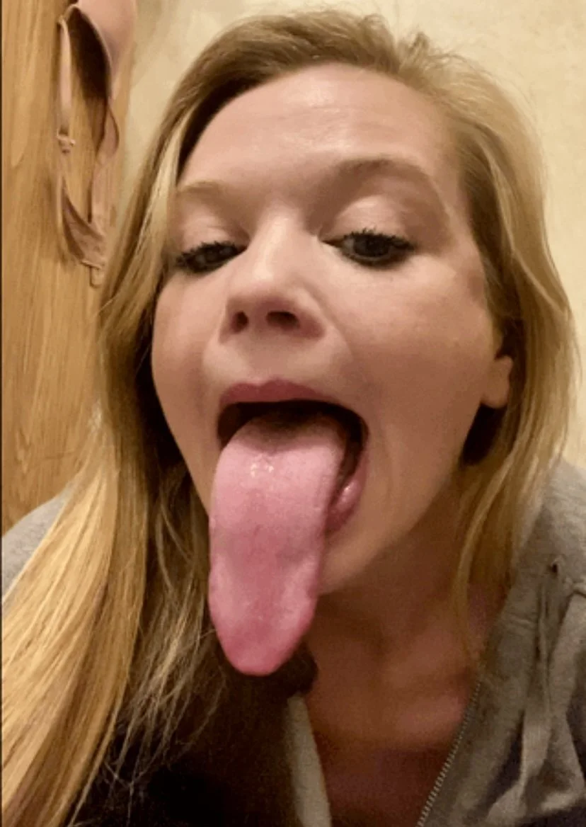 The way I would suck that flawless tongue m she's now my new trigger 😝😫👅 image 3