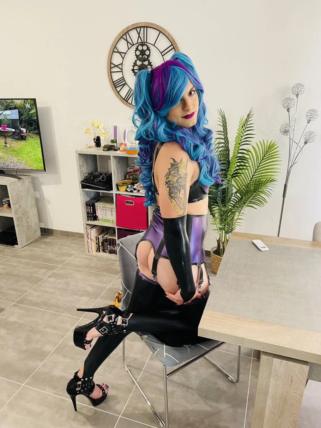 sissy kayla, in chastity, heel and latex outfit image 9