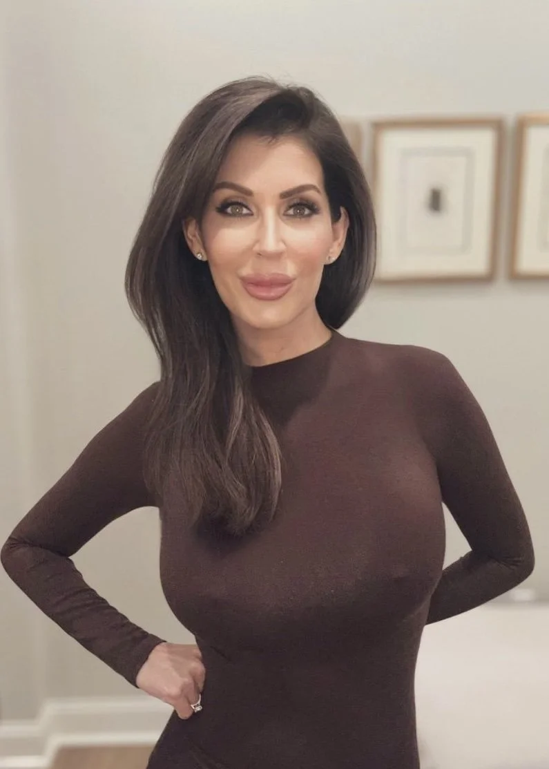 Selfies from bumble MILF realtor with her cuckson main image