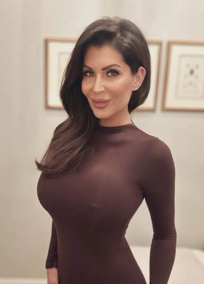 Selfies from bumble MILF realtor with her cuckson image 2