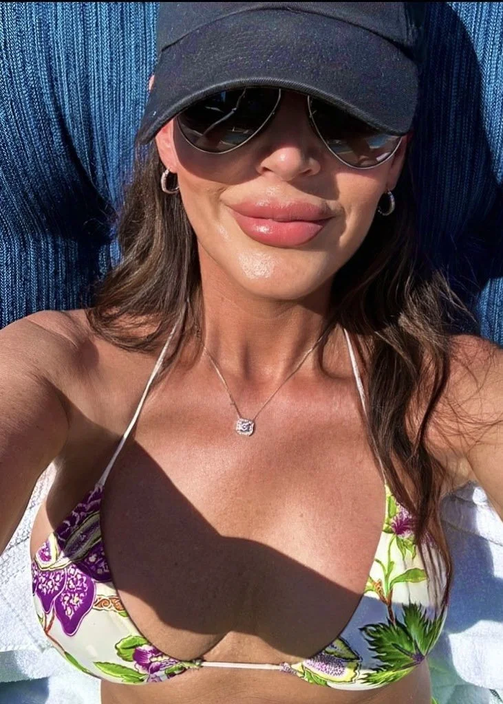 Selfies from bumble MILF realtor with her cuckson image 8