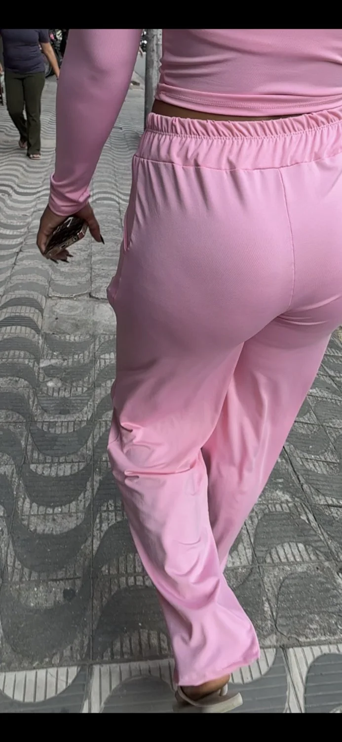 Mulata gigante desfilando com uma calcinha micro image 3