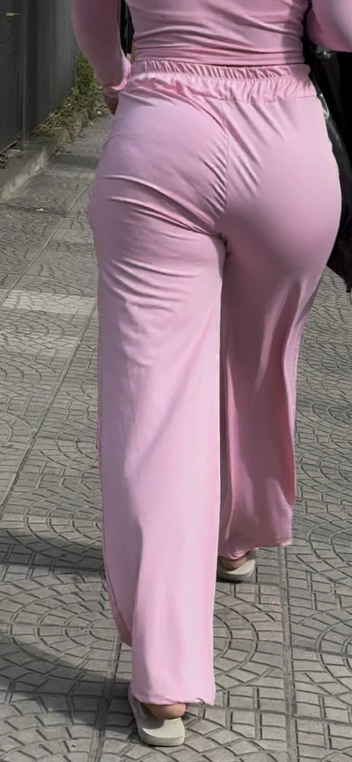 Mulata gigante desfilando com uma calcinha micro image 5