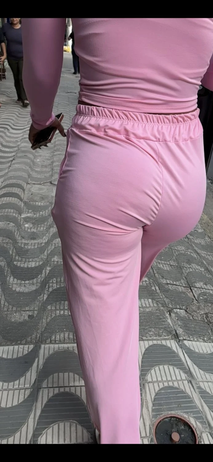 Mulata gigante desfilando com uma calcinha micro image 6