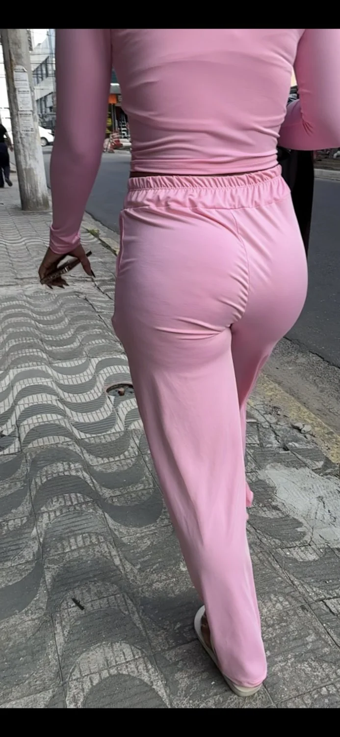 Mulata gigante desfilando com uma calcinha micro image 7