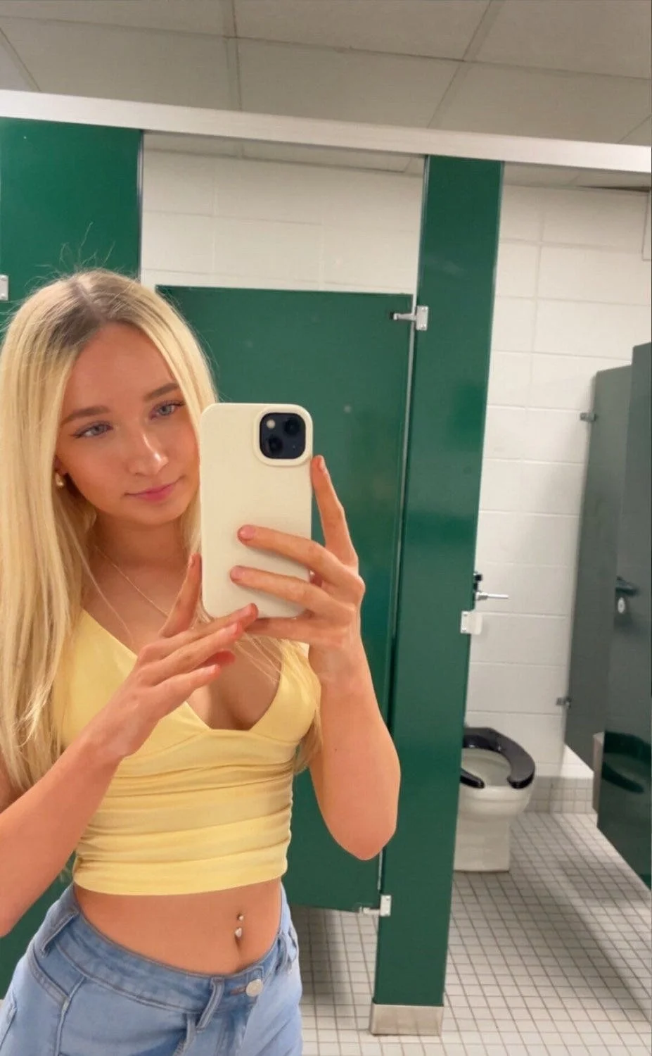 Cute Blonde Teen Sends me pictures on Snapchat 😍 image 4