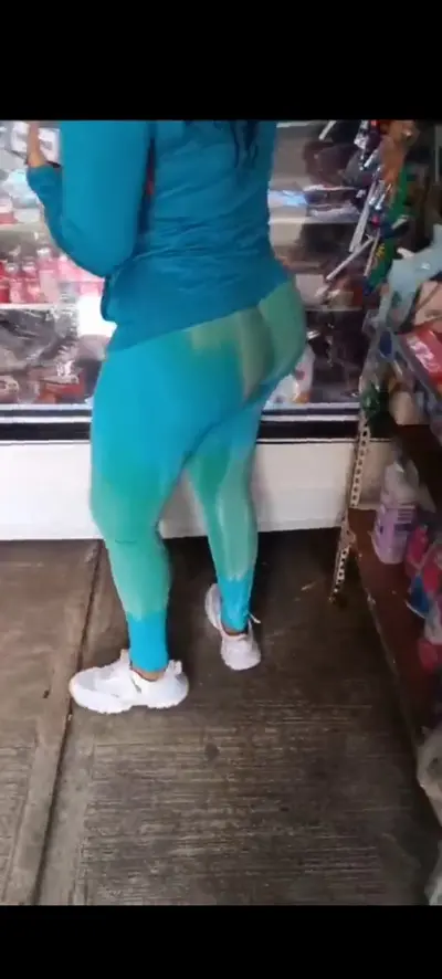 Señora culona en la tienda cover image