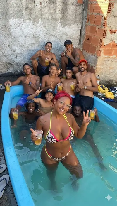 A esposa de vocês na festinha na casa dos amigos dela kkk cover image