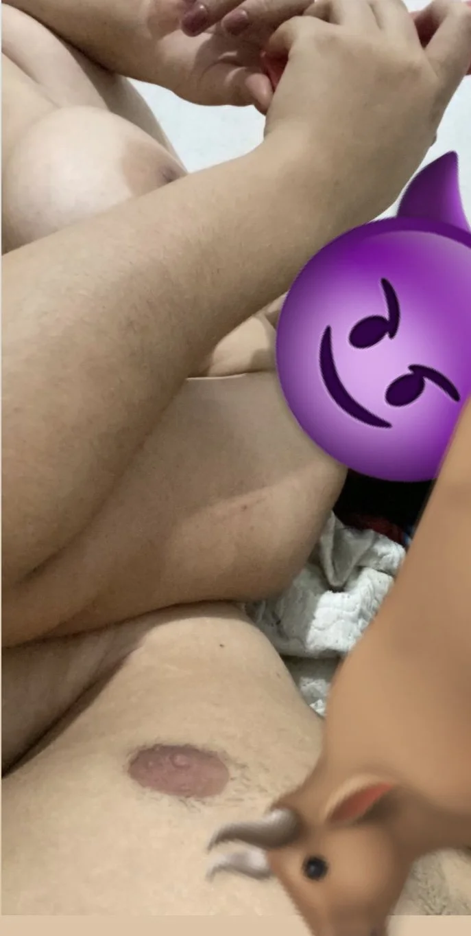 Minha puta tá lendo os comentários de vcs e pensando em trazer mais putaria main image