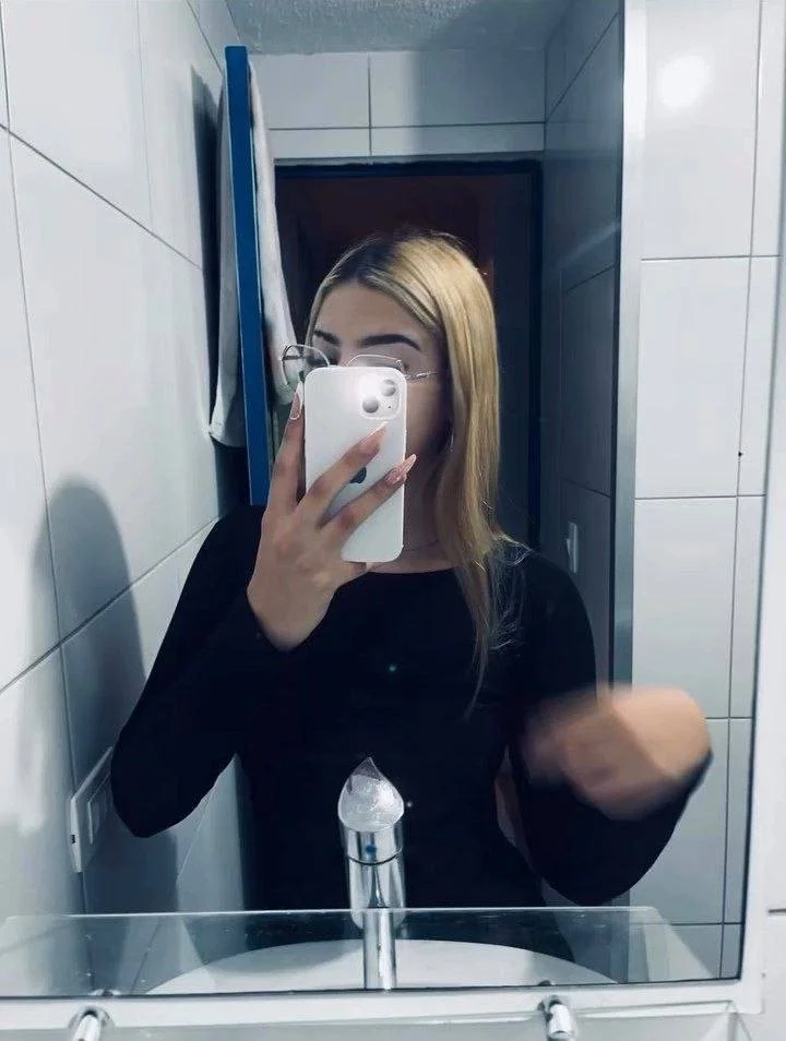 Vazou loirinha gatinha tomando leitinho main image