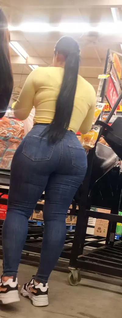 Latina nalgona en jeans cover image