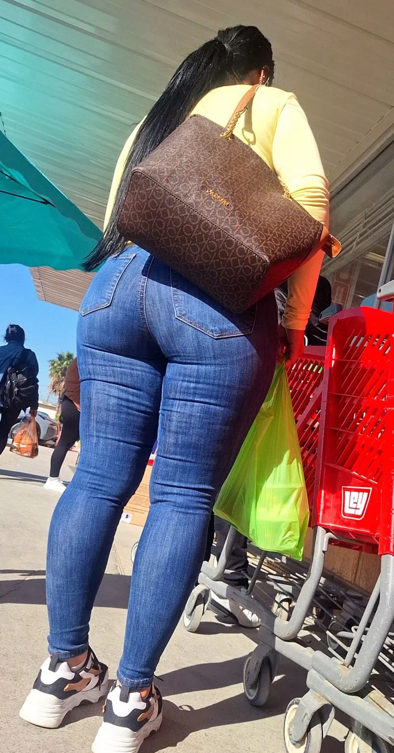 Latina nalgona en jeans image 10
