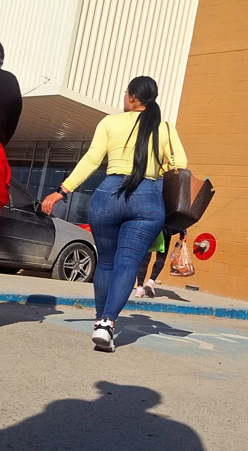 Latina nalgona en jeans image 11