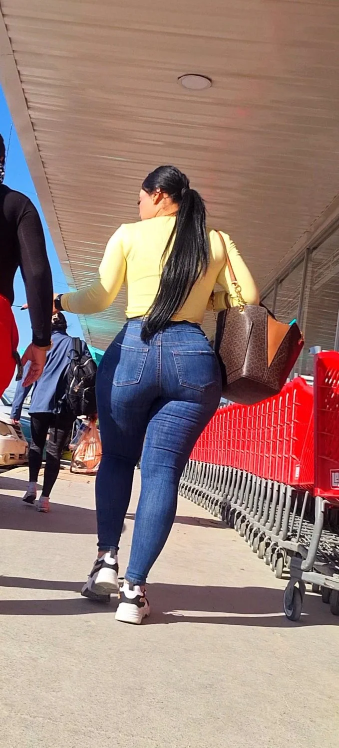 Latina nalgona en jeans image 17