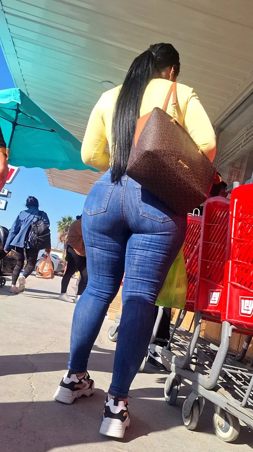 Latina nalgona en jeans image 19