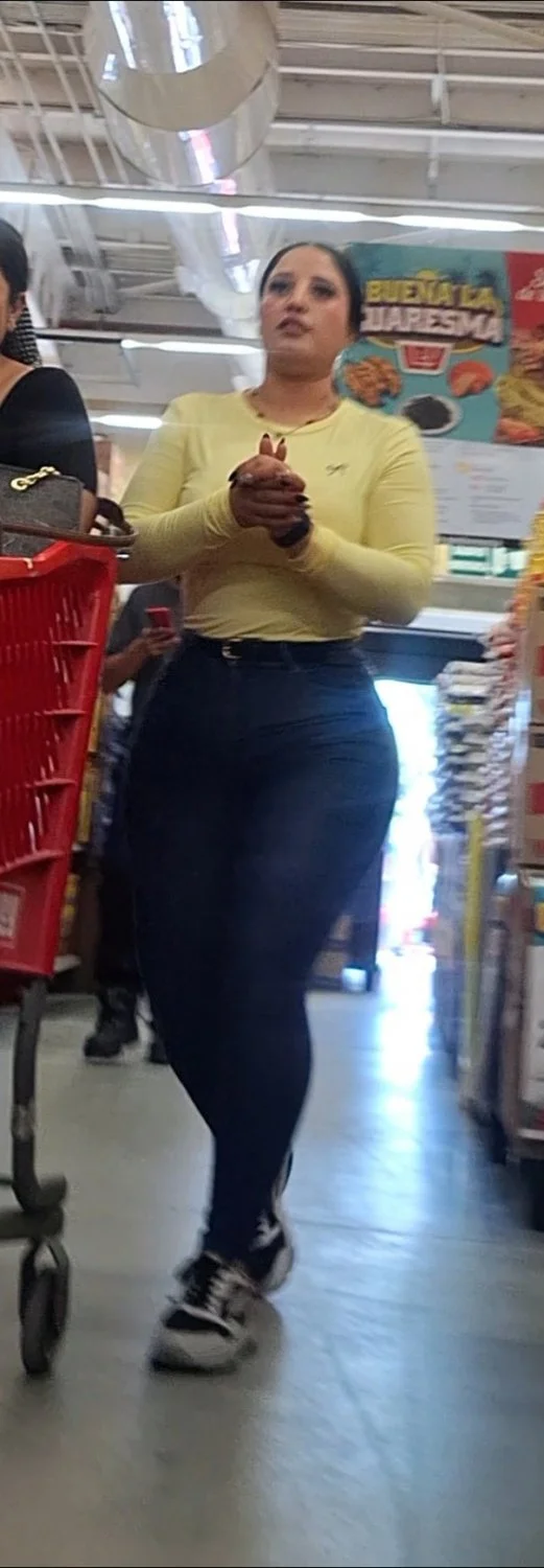 Latina nalgona en jeans image 2