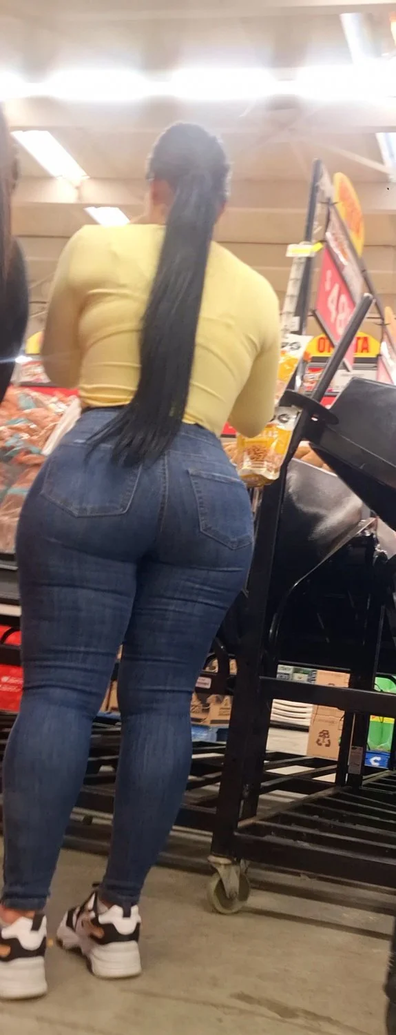 Latina nalgona en jeans image 3