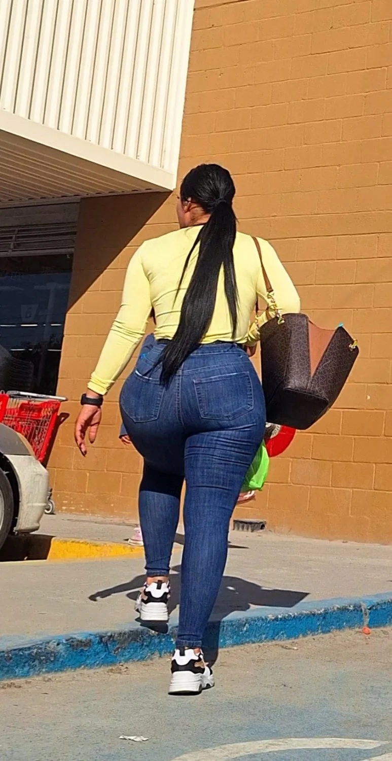 Latina nalgona en jeans image 4