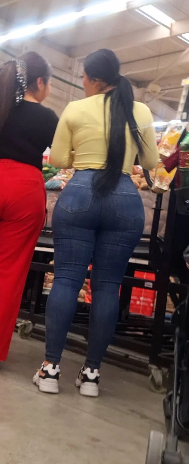Latina nalgona en jeans image 5