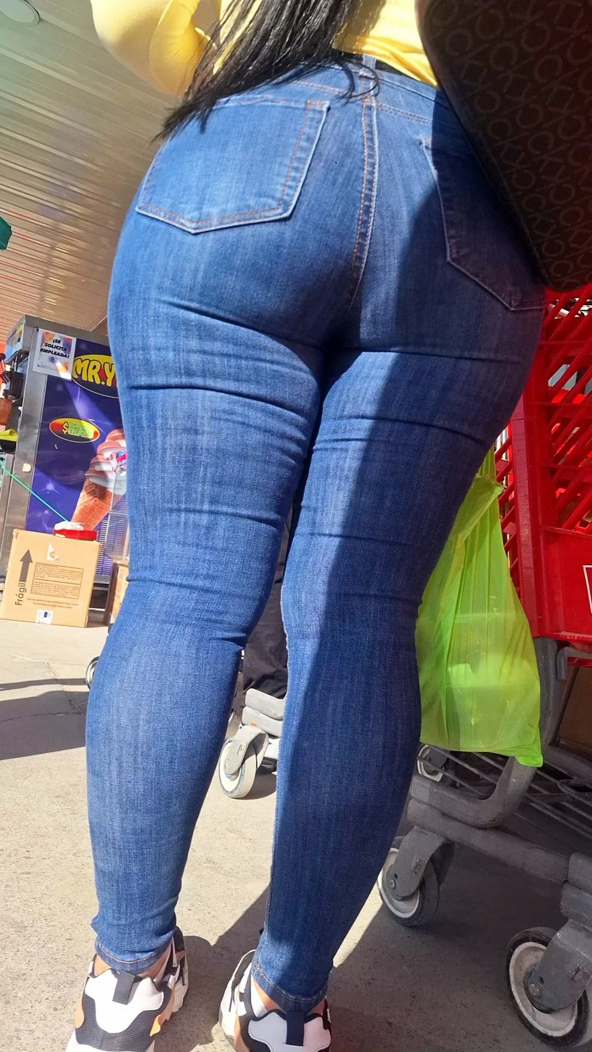 Latina nalgona en jeans image 6