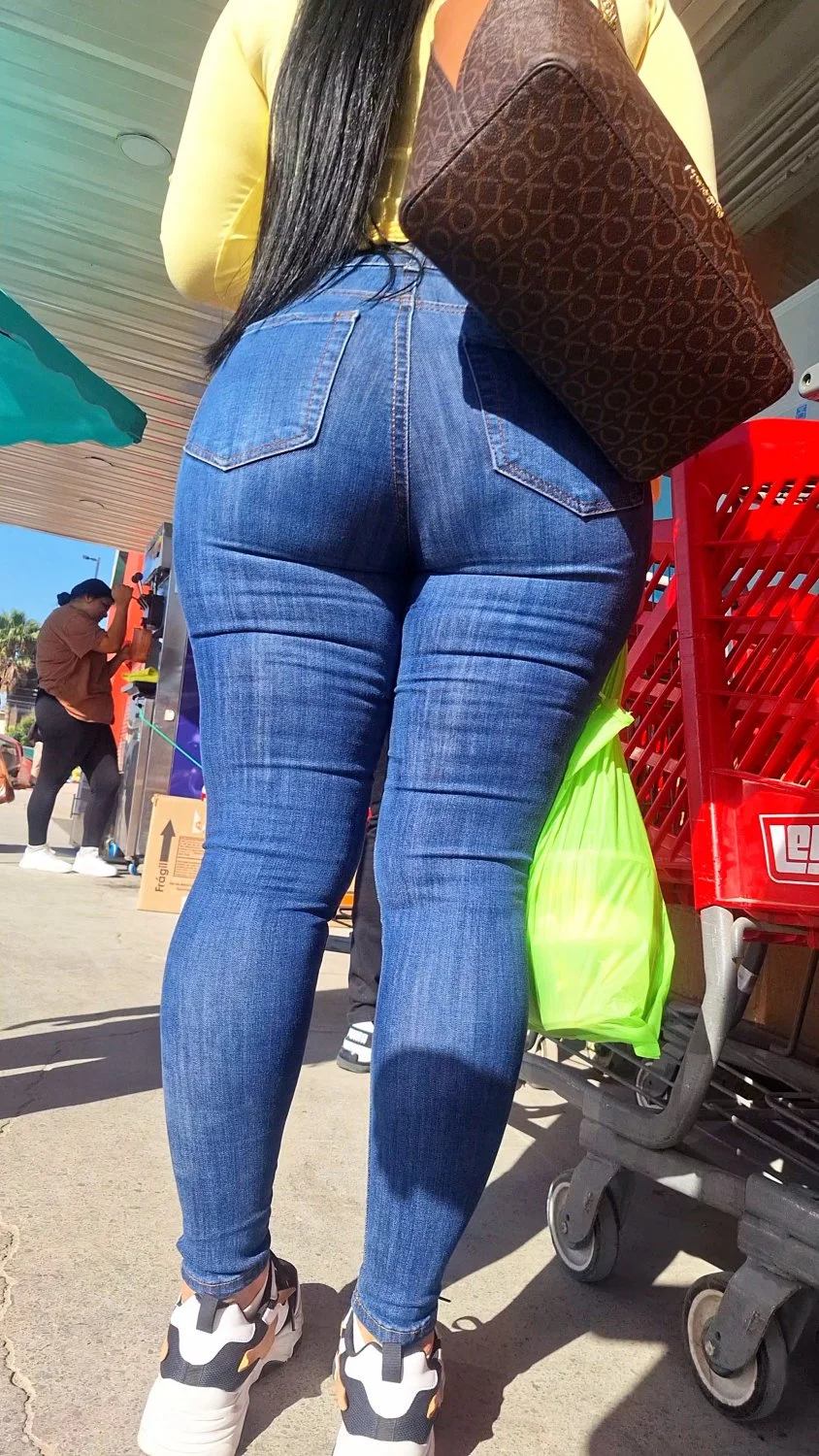 Latina nalgona en jeans image 7