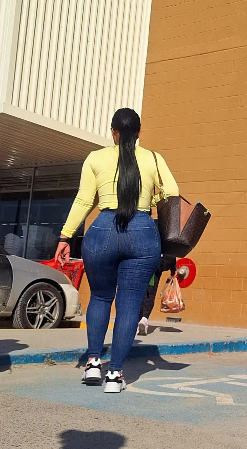 Latina nalgona en jeans image 8