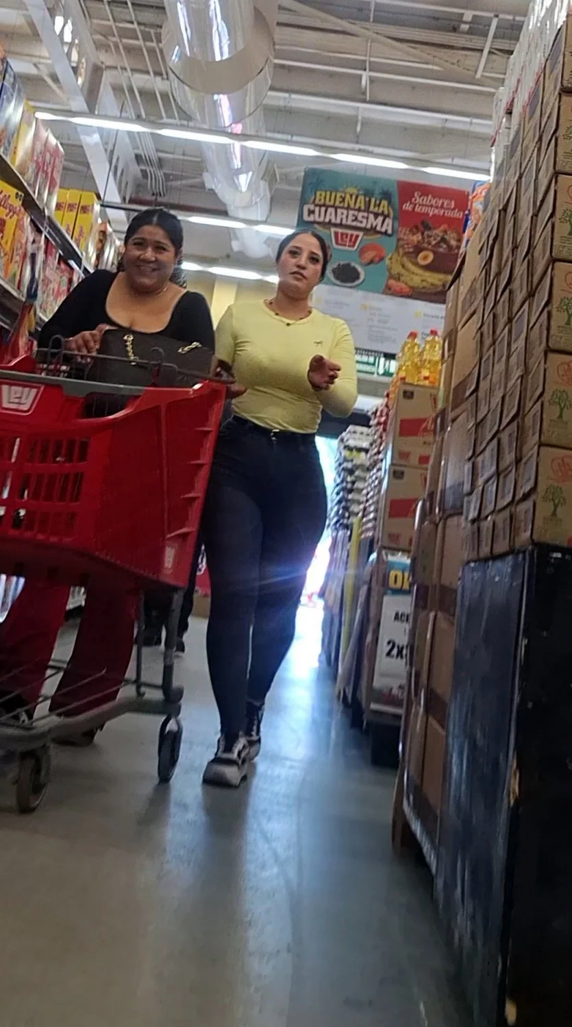 Latina nalgona en jeans image 9