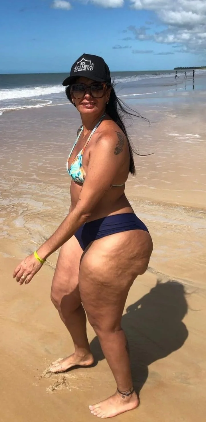 Mãe de Familia que era gorda e emagreceu, mas o bundão continua grande. image 11