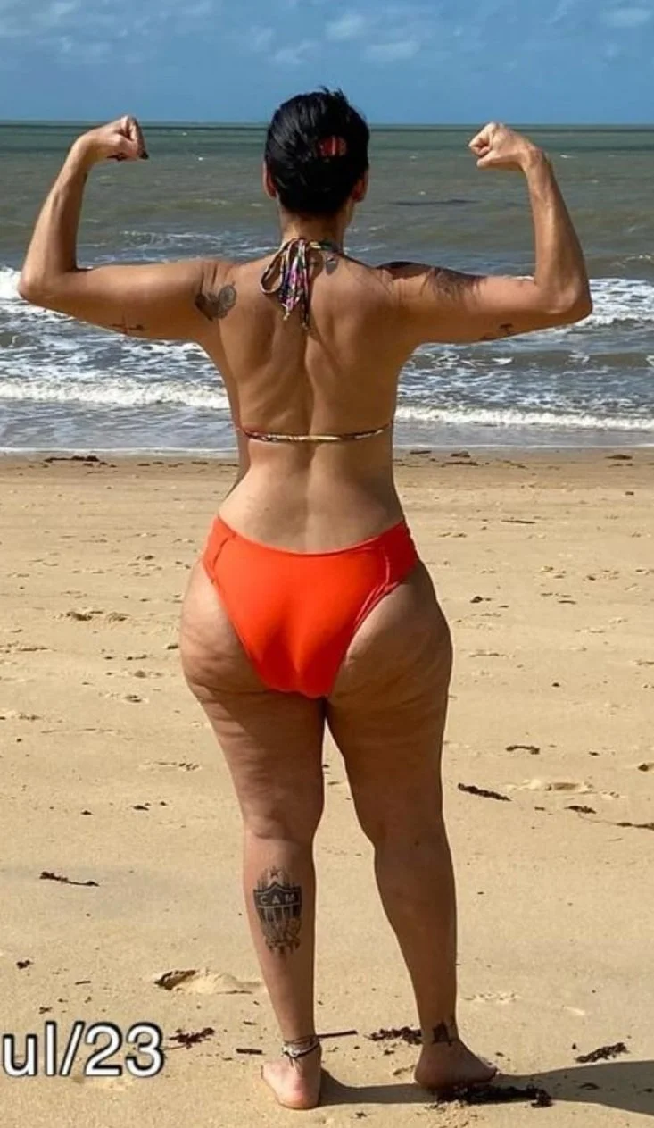 Mãe de Familia que era gorda e emagreceu, mas o bundão continua grande. image 12