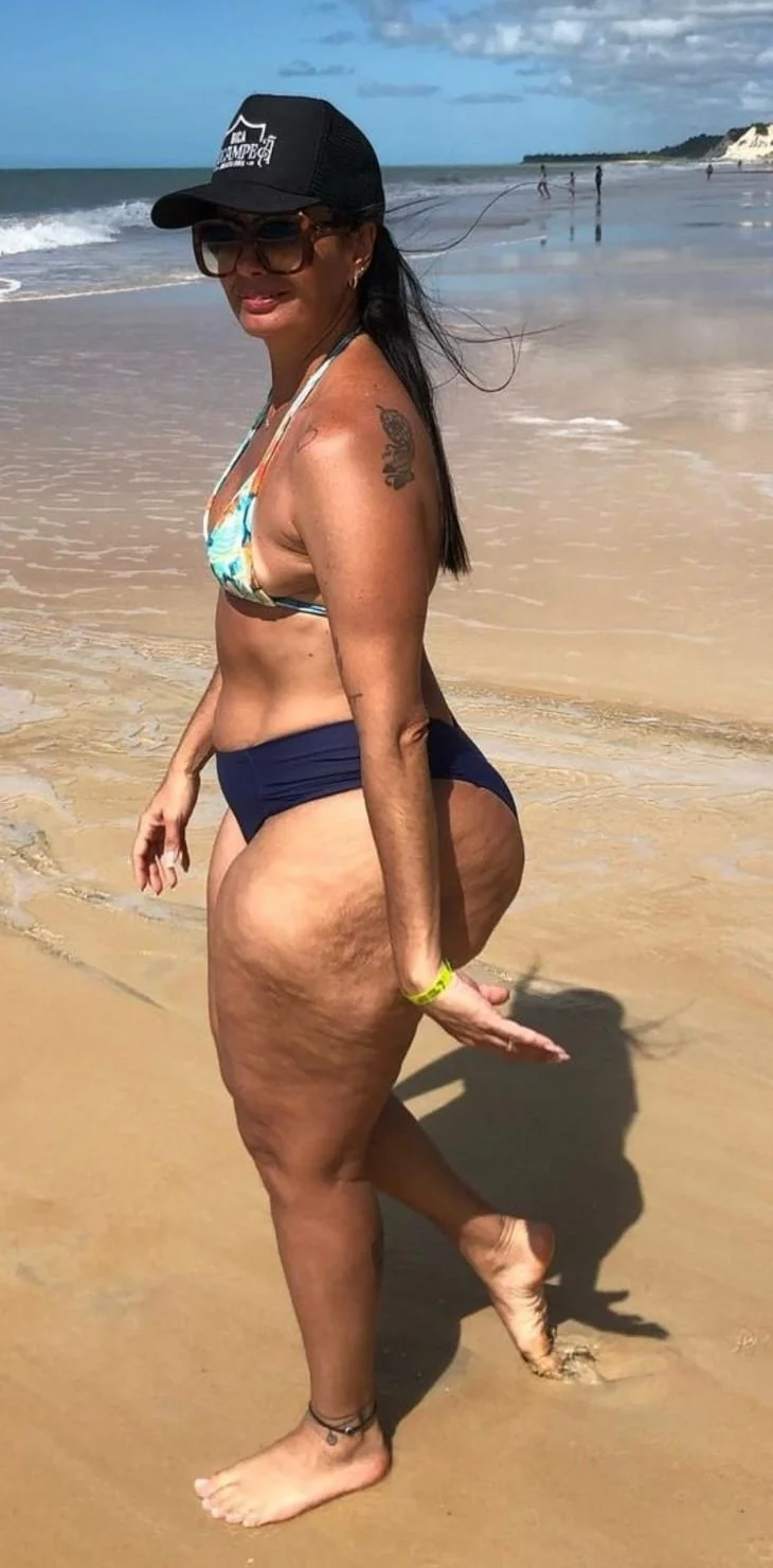 Mãe de Familia que era gorda e emagreceu, mas o bundão continua grande. image 13