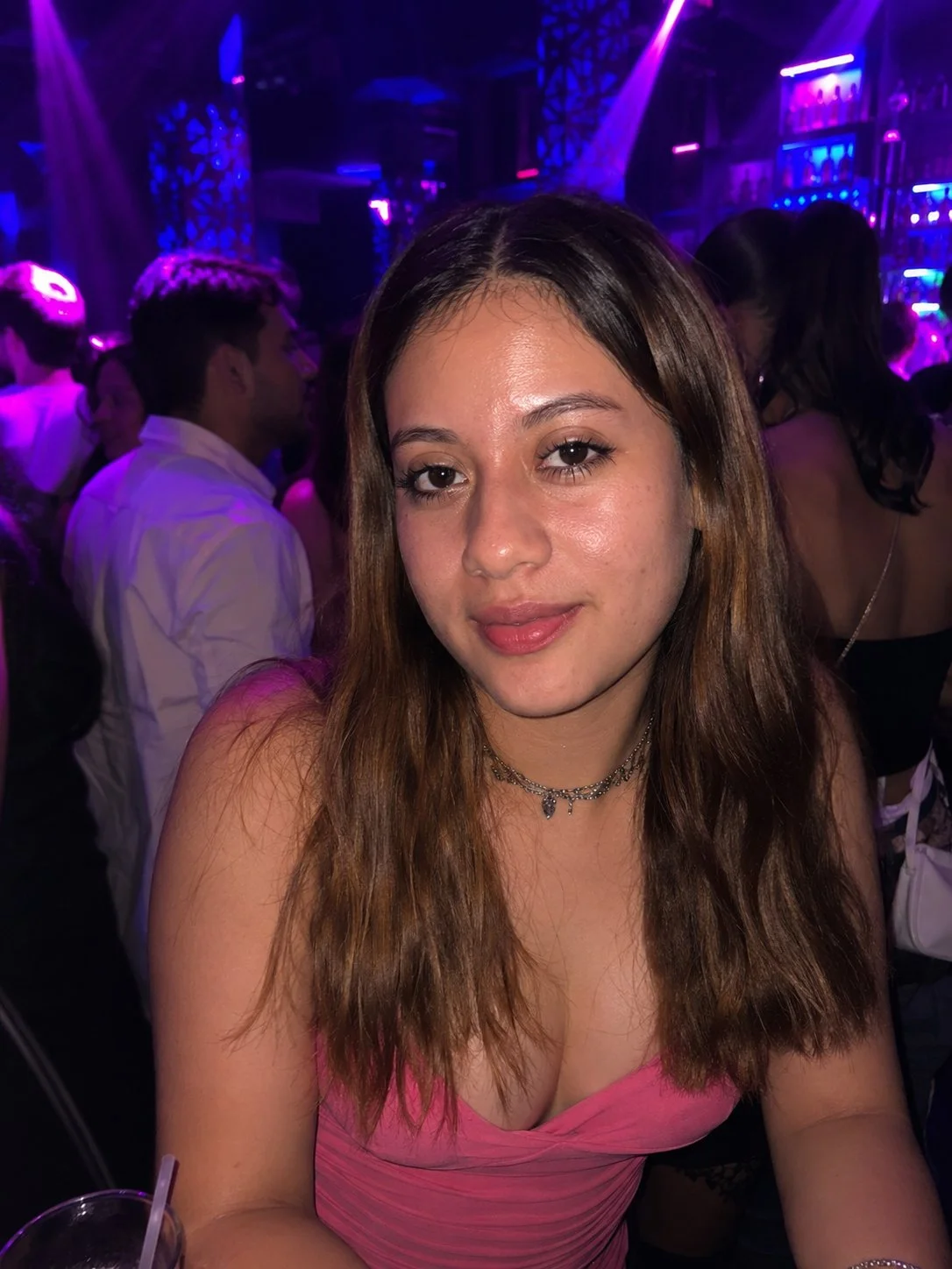 Con mi puta amiga Mexicana me chupa la verga en su habitación después de fiesta image 4