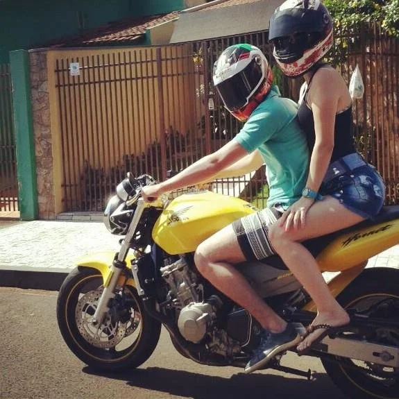 Cuzinho empinadinho na moto de shortinho, o que sera que essa putinha quer? image 1