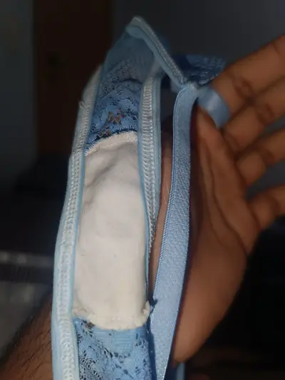Comprei uma calcinha usada, estava suja, com um cheiro forte de buceta, lambi até limpa-la cover image