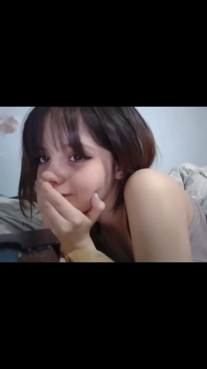 Que delicia el amigo de mi marido me da una rica cogida y me tira su leche al acabar... espero que m image 5