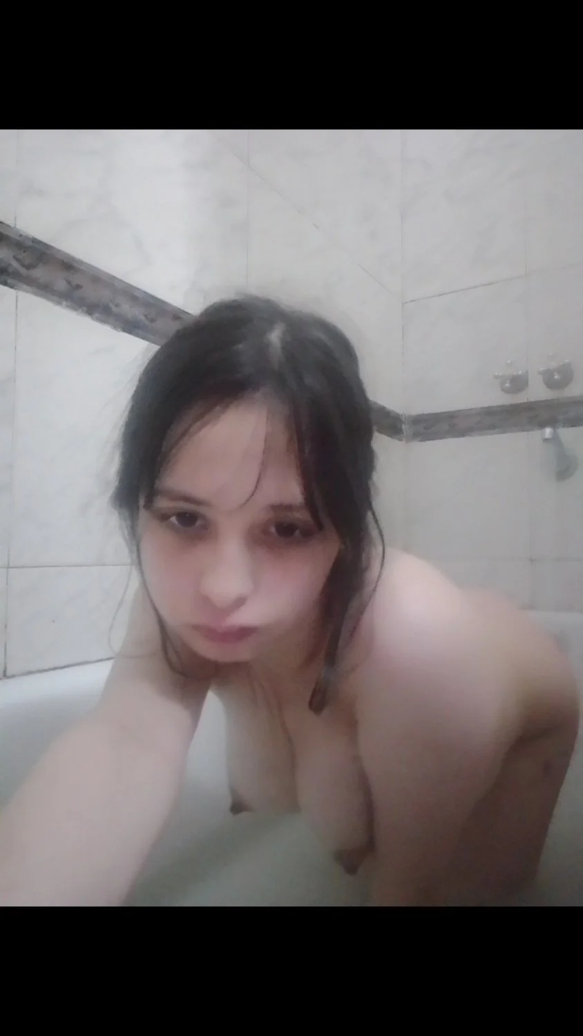 Que delicia el amigo de mi marido me da una rica cogida y me tira su leche al acabar... espero que m image 7