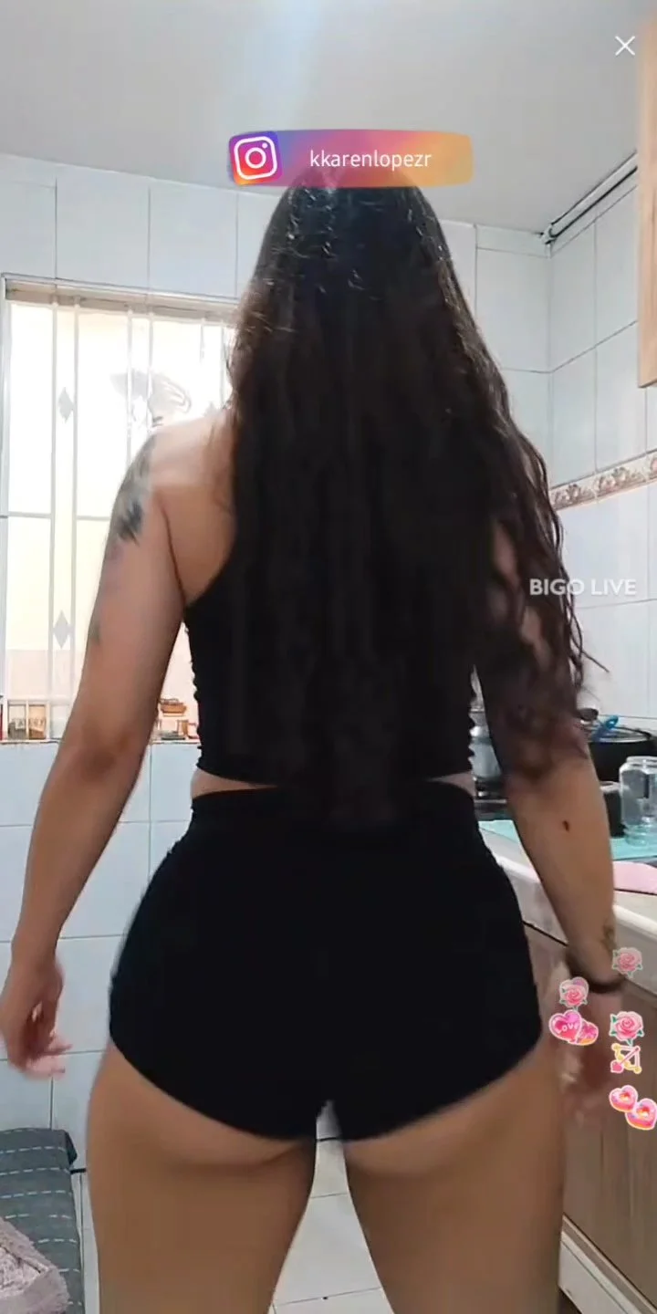 Rica Nalgona Moviendo el Culo en la cocina image 3