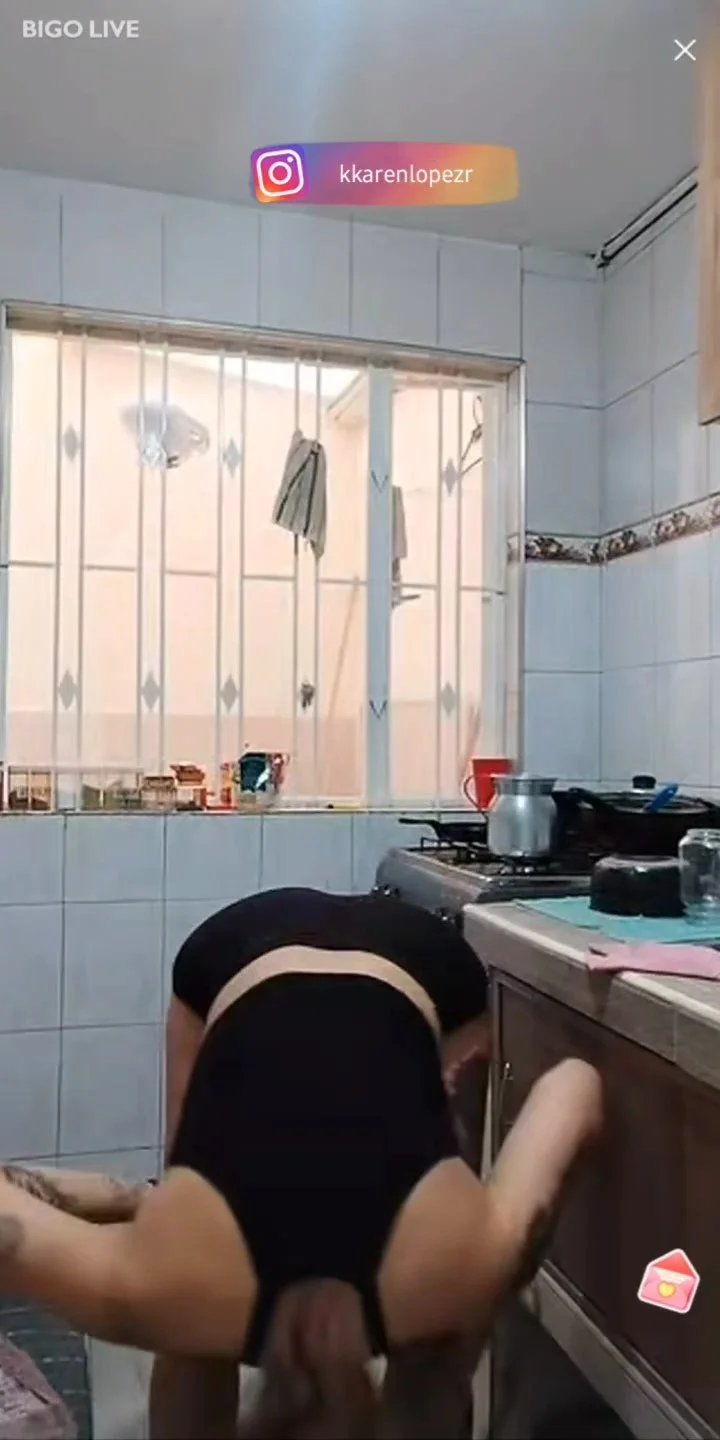Rica Nalgona Moviendo el Culo en la cocina image 5