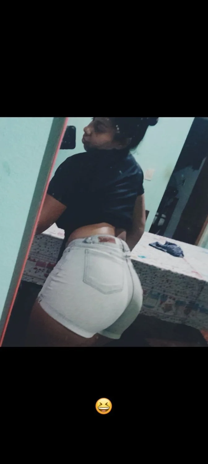 Latina caliente con tremendo culo image 7