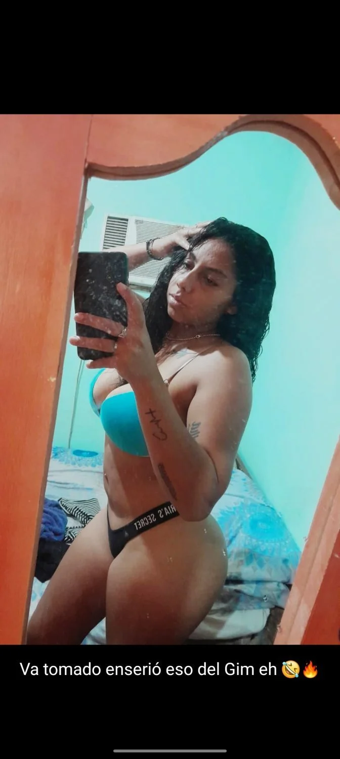 Latina caliente con tremendo culo image 8