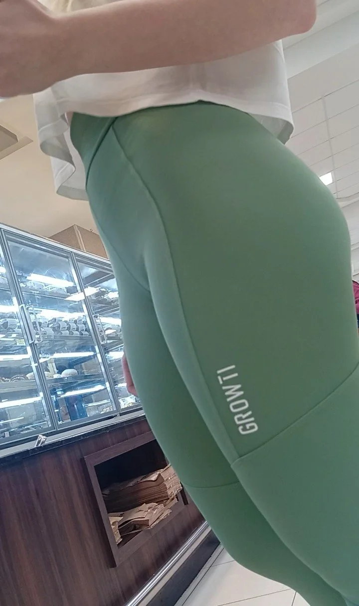 Flagra puta gostosa de academia no mercado image 13
