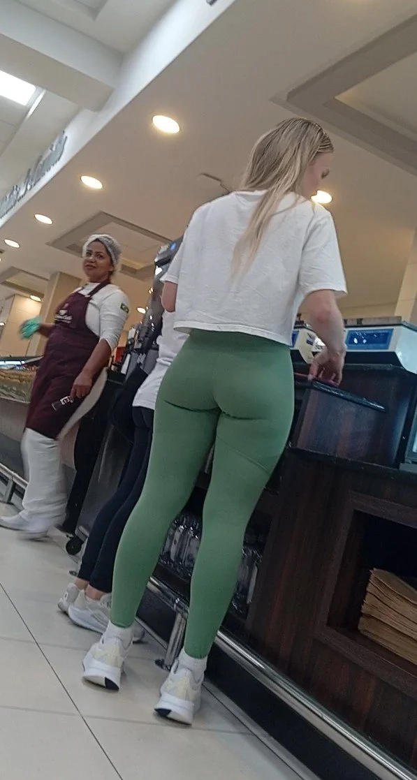 Flagra puta gostosa de academia no mercado image 3