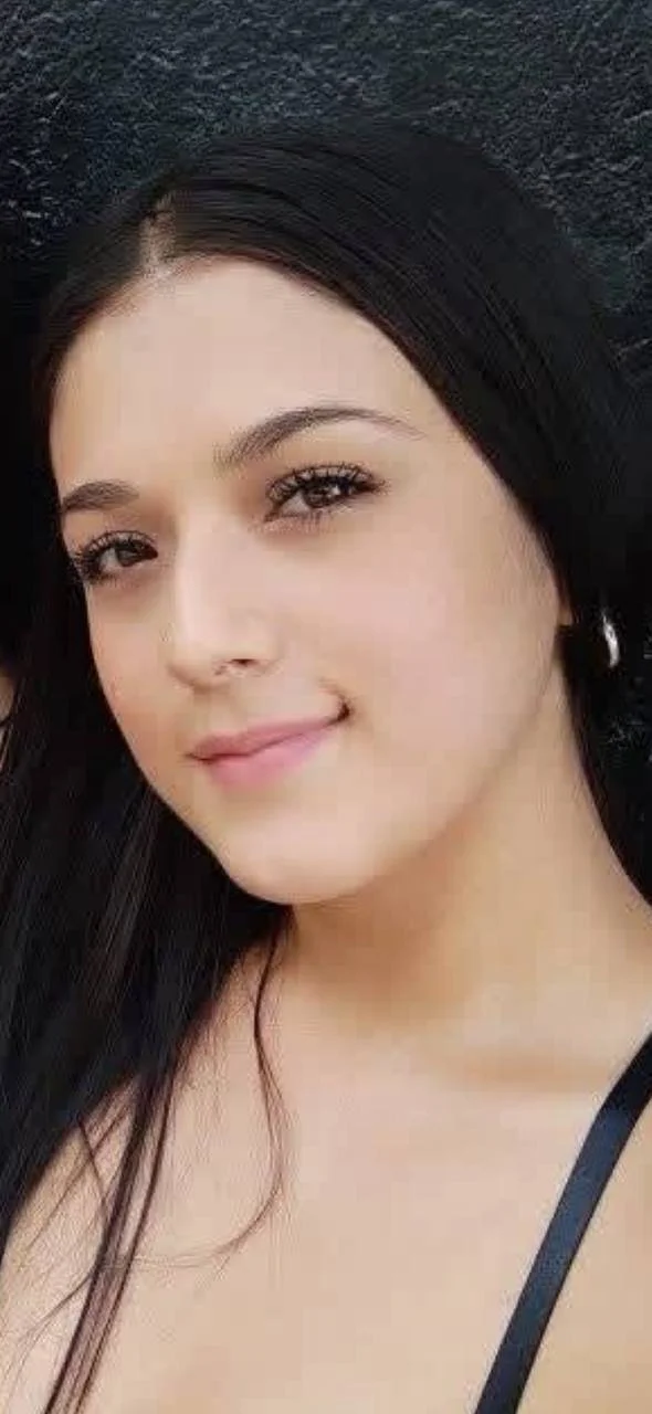A valentina le gusta siempre enseñar las tetas image 3