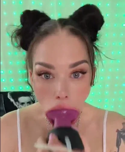 Deepthroating a Knot Dildo main image