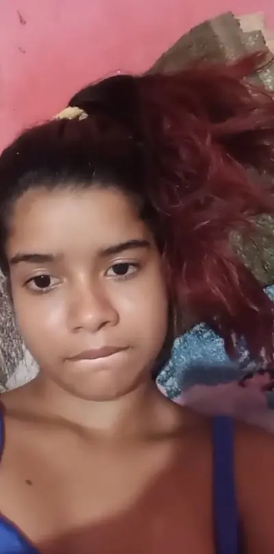 Novinha delicinha se exibindo, mamando e fodendo cover image