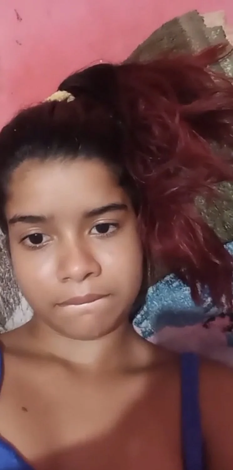 Novinha delicinha se exibindo, mamando e fodendo main image
