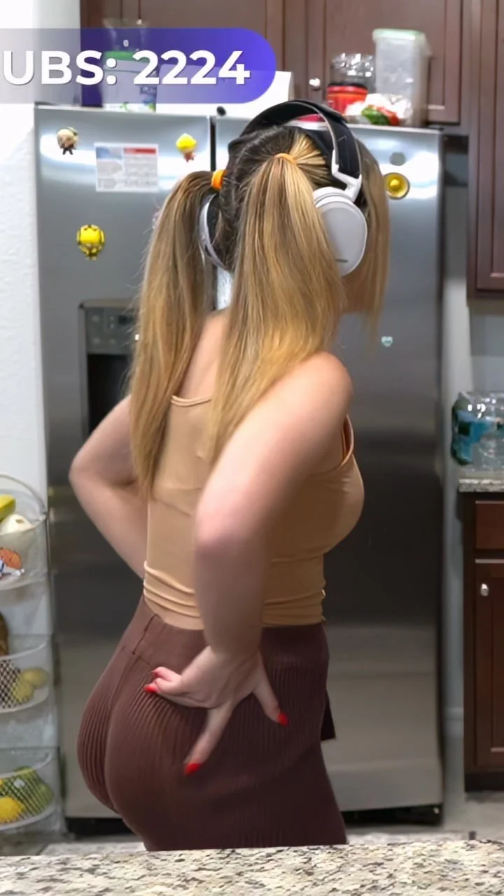 Staryuuki bailando y cocinando mientras mueve el culo caliente streaming tiktok influencer famosa ia image 3