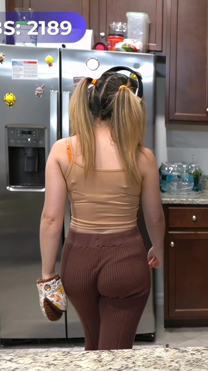 Staryuuki bailando y cocinando mientras mueve el culo caliente streaming tiktok influencer famosa ia image 7