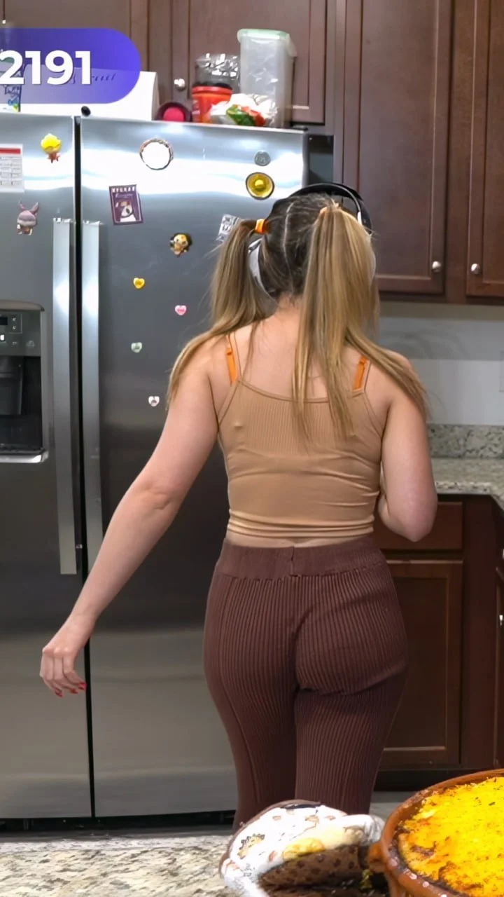 Staryuuki bailando y cocinando mientras mueve el culo caliente streaming tiktok influencer famosa ia image 8