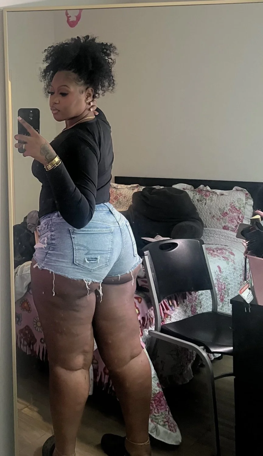 Made for gooning 💦🍆 And going balls deep ! image 4